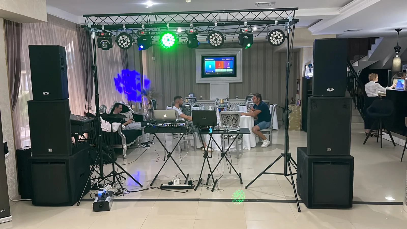 Setup complet cu truss și boxe